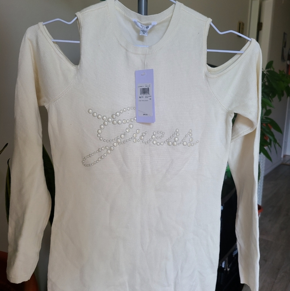 Guess tops off shoulder